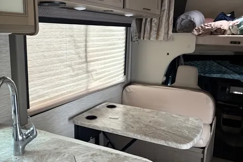 Dennis's Thor Motor Coach daybrack Class C