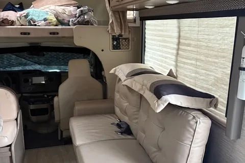 Dennis's Thor Motor Coach daybrack Class C