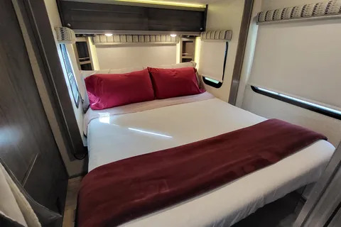 Henry & Linda's 2017 Winnebago Fuse 23T 