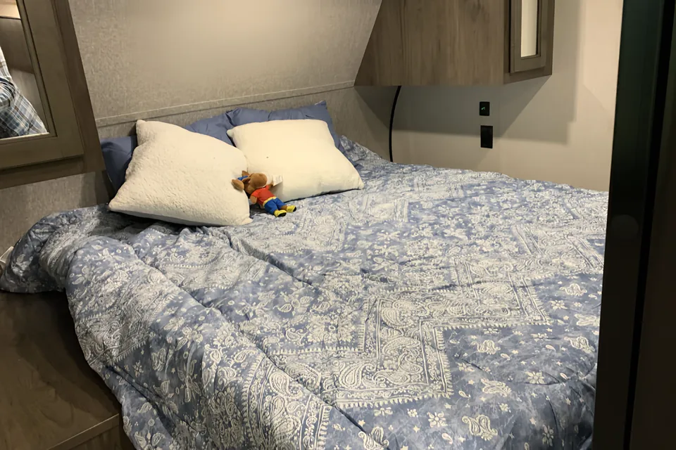 The Rolling Retreat - 2021 Starcraft 26' Bunkhouse