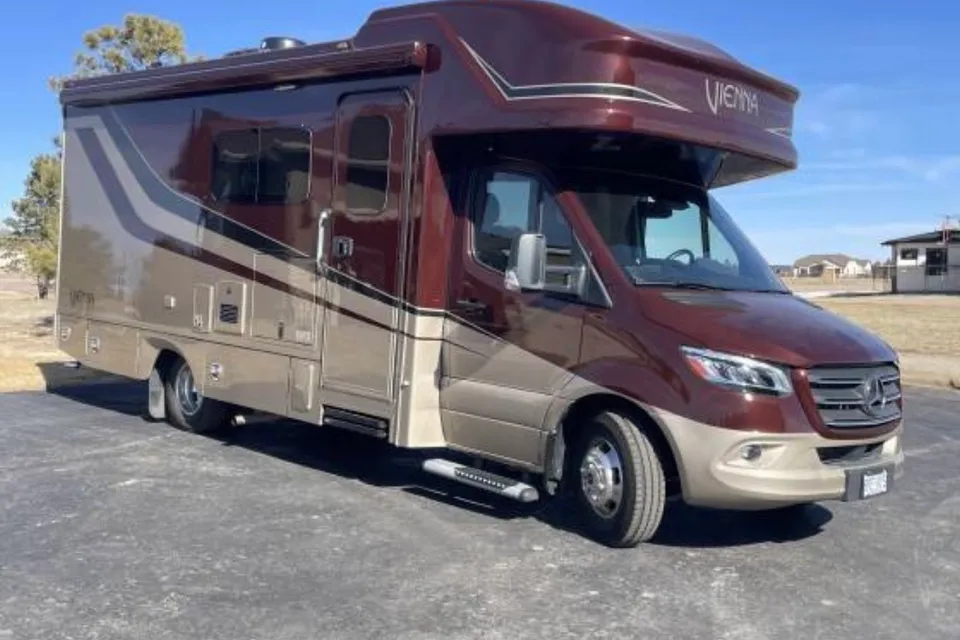 Crystal's Renegade RV Vienna RMC Class C