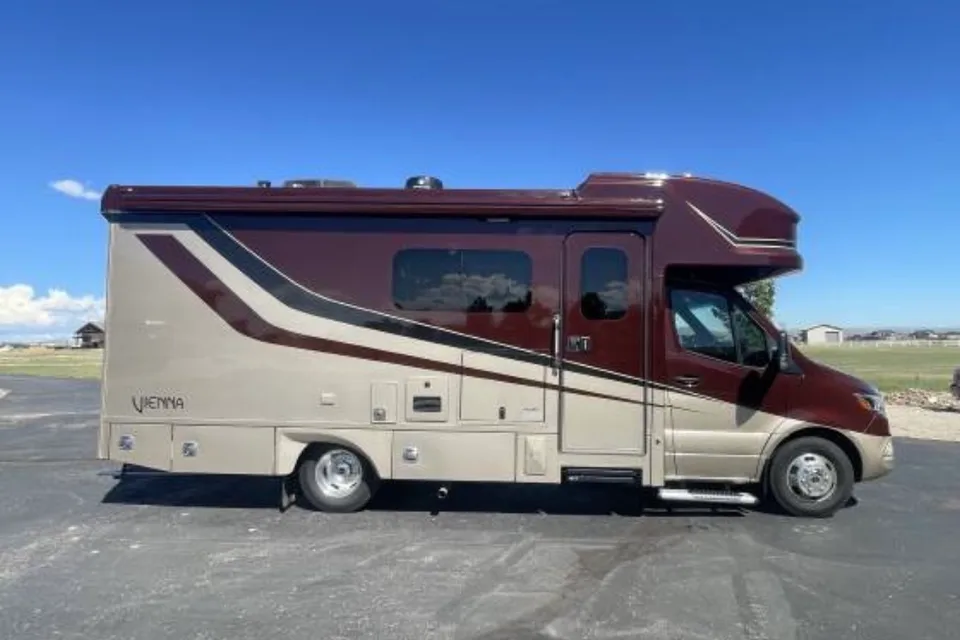 Crystal's Renegade RV Vienna RMC Class C