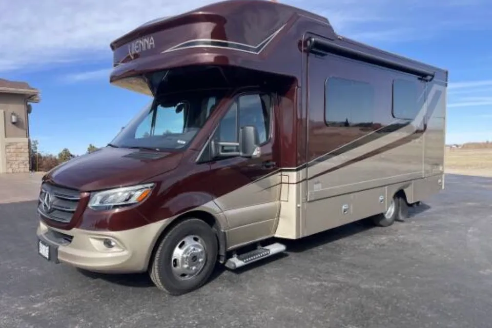 Crystal's Renegade RV Vienna RMC Class C