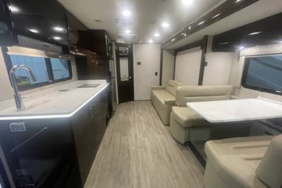 Crystal's Renegade RV Vienna RMC Class C