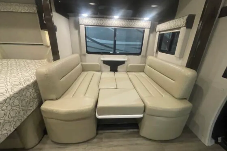Crystal's Renegade RV Vienna RMC Class C