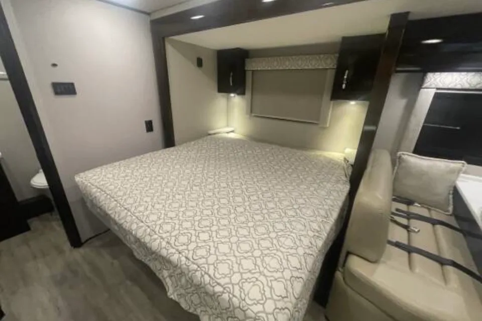 Crystal's Renegade RV Vienna RMC Class C