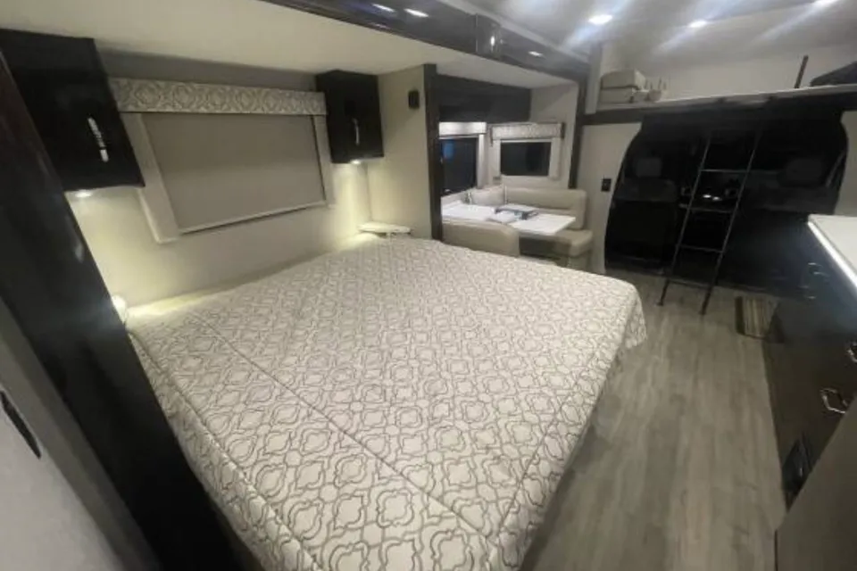 Crystal's Renegade RV Vienna RMC Class C