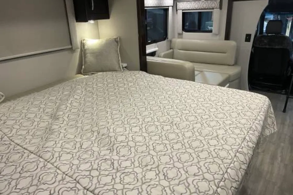 Crystal's Renegade RV Vienna RMC Class C