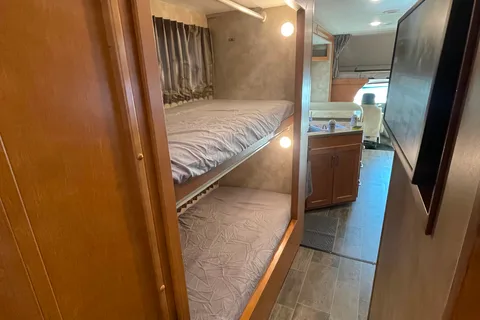 Winnebago Minnie Winnie bunk house 31G Class C
