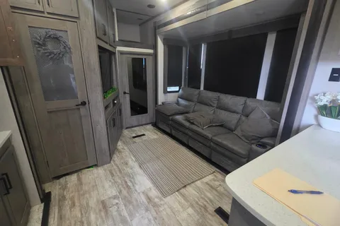 Katie's Keystone Carbon 418 Toy Hauler