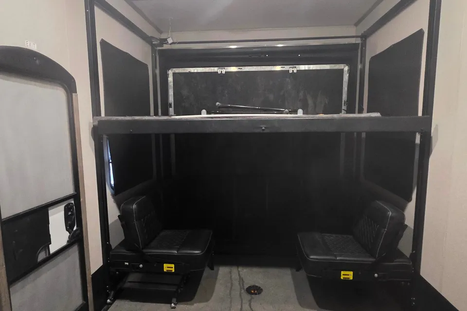 Katie's Keystone Carbon 418 Toy Hauler