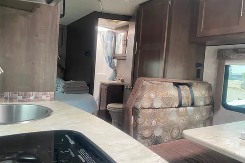 Fleet #C7 Mid-size Class C – Luxury Option for Families & Friends (Sleeps 4 Adults, 2 Children)