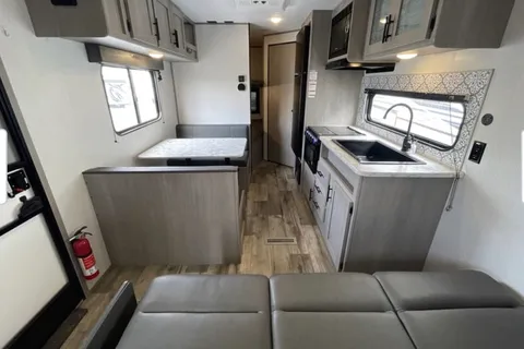 jakwan's Coleman Lantern Travel Trailer