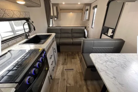 jakwan's Coleman Lantern Travel Trailer