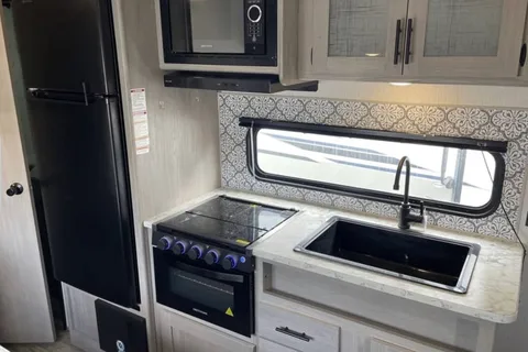 jakwan's Coleman Lantern Travel Trailer
