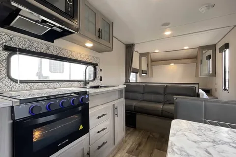 jakwan's Coleman Lantern Travel Trailer