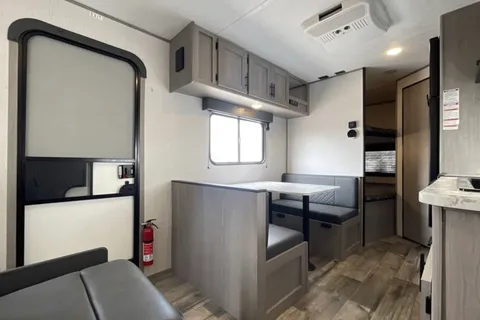 jakwan's Coleman Lantern Travel Trailer