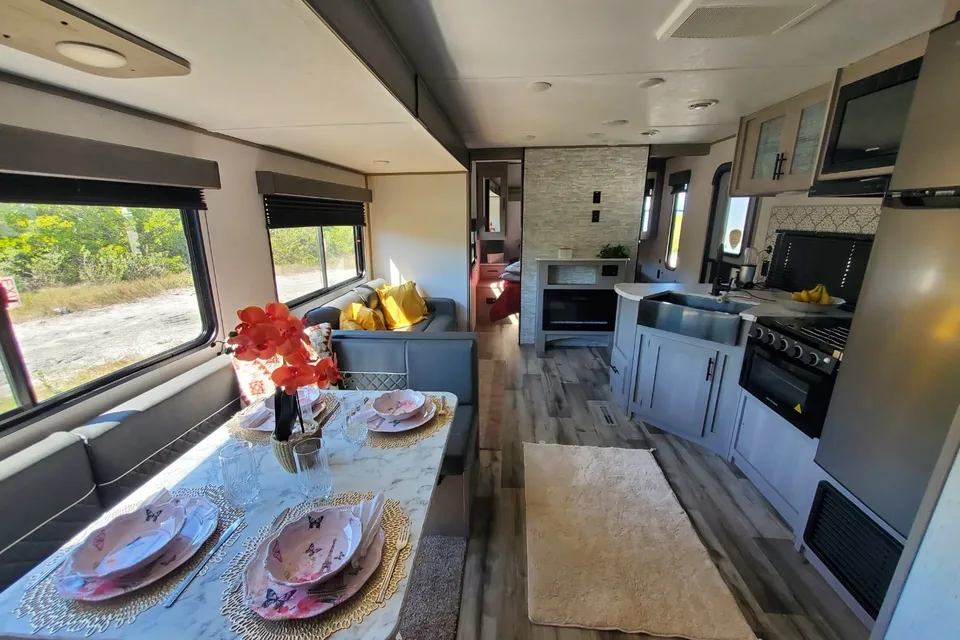 DELIVERY & SET-UP ONLY WITH Alberto and Katia's 2022 Coleman