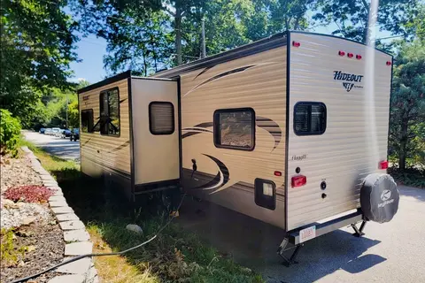 Hideaway RV rentals Pet friendly 2 bedroom spacious Hideout