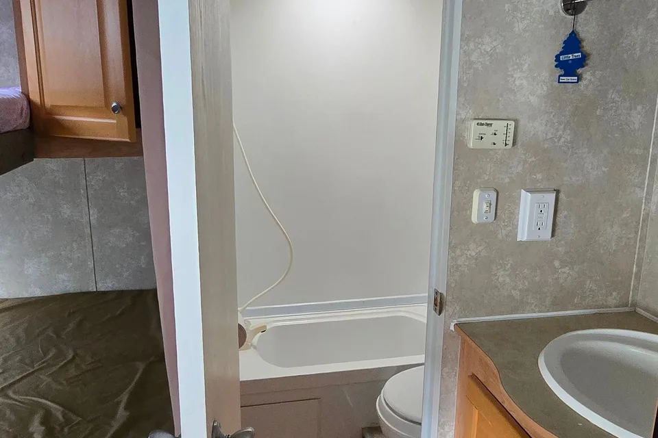 Jesse's 28 foot Family friendly camper!