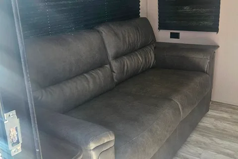 Happy Camper RV – 2022 Grand Design Transcend Xplor | Cozy & Clean, Sleeps 4
