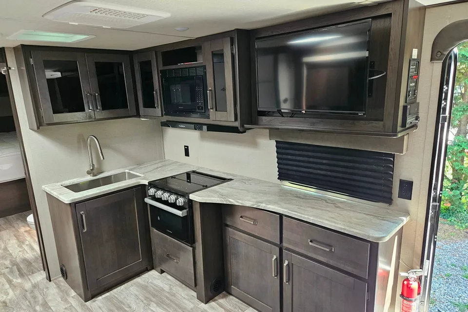 Happy Camper RV – 2022 Grand Design Transcend Xplor | Cozy & Clean, Sleeps 4