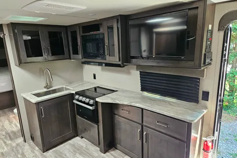 Happy Camper RV – 2022 Grand Design Transcend Xplor | Cozy & Clean, Sleeps 4