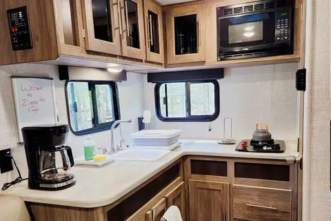 Ziggy the Zinger Lite 18RK Travel Trailer