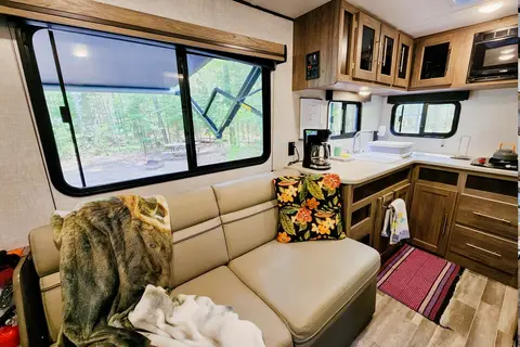 Ziggy the Zinger Lite 18RK Travel Trailer