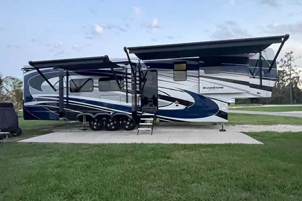 George's Forest River 442mc Fifth Wheel
