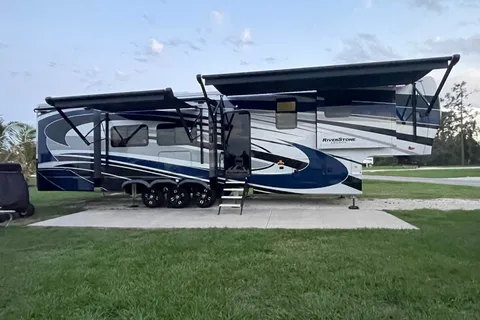 George's Forest River 442mc Fifth Wheel
