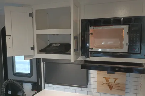 Tate and Allison's Venture SportsTrek Touring Edition Travel Trailer