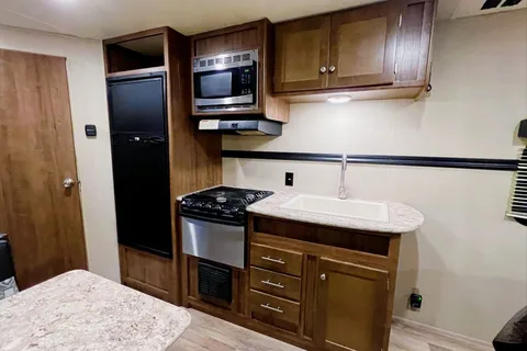 05 - 2019 - ASPEN TRAIL - 4100lbs - SLEEPS 4
