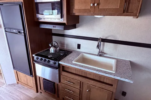 05 - 2019 - ASPEN TRAIL - 4100lbs - SLEEPS 4
