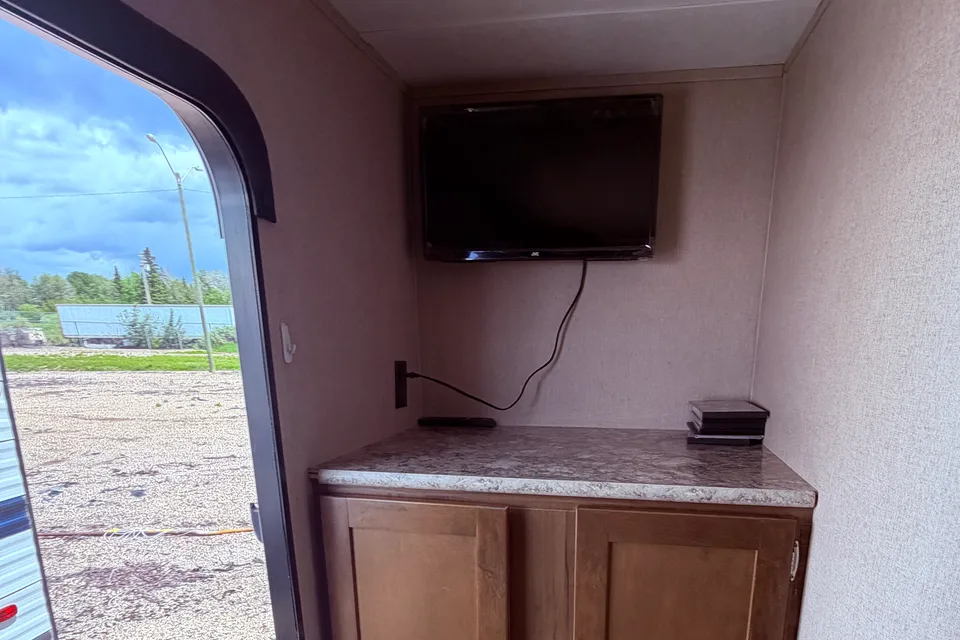 05 - 2019 - ASPEN TRAIL - 4100lbs - SLEEPS 4