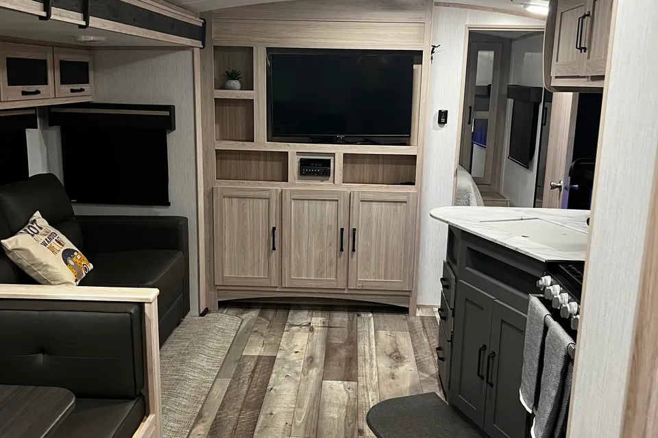 2022 Sundance 324BH: Family Luxury