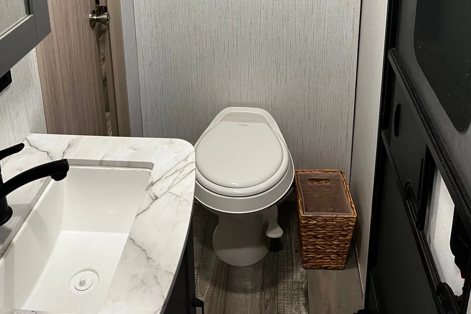 2022 Sundance 324BH: Family Luxury