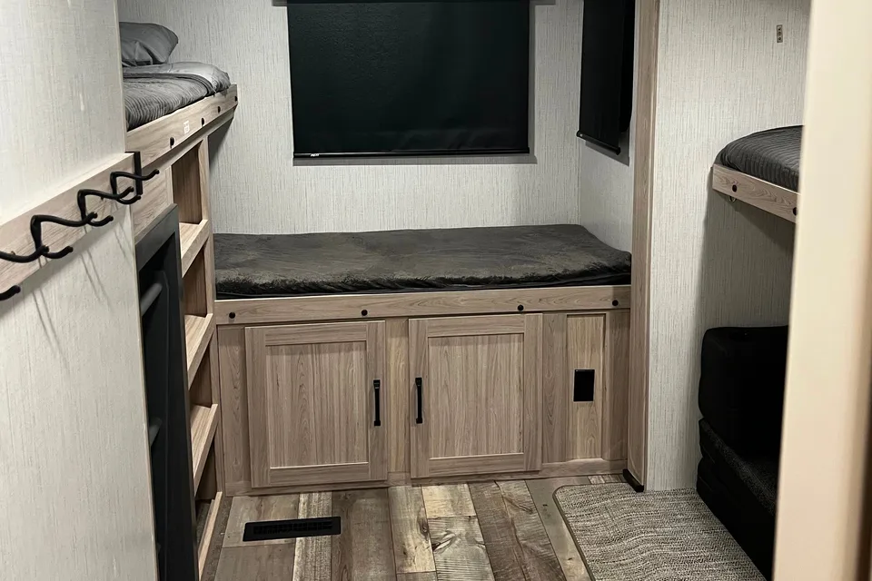 2022 Sundance 324BH: Family Luxury