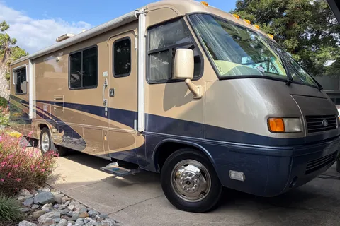 Ryker's Mint Airstream Land Yacht 30 Slide Class A