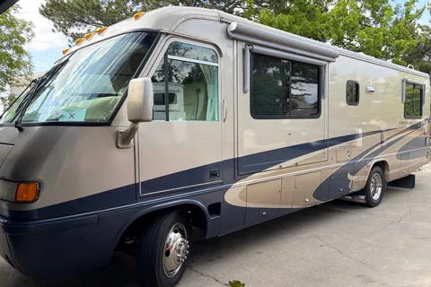 Ryker's Mint Airstream Land Yacht 30 Slide Class A