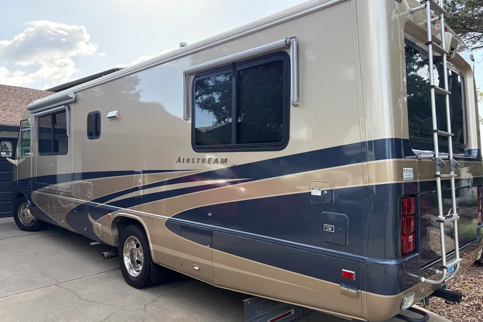 Ryker's Mint Airstream Land Yacht 30 Slide Class A