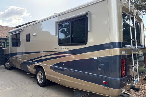 Ryker's Mint Airstream Land Yacht 30 Slide Class A