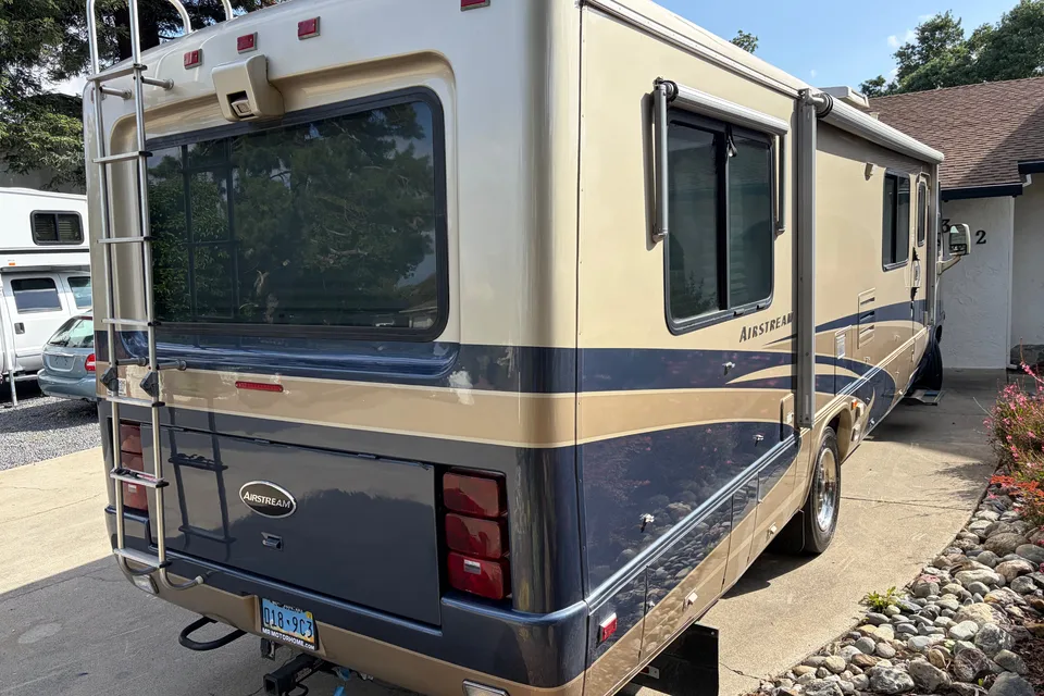 Ryker's Mint Airstream Land Yacht 30 Slide Class A