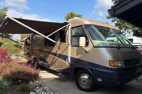 Ryker's Mint Airstream Land Yacht 30 Slide Class A