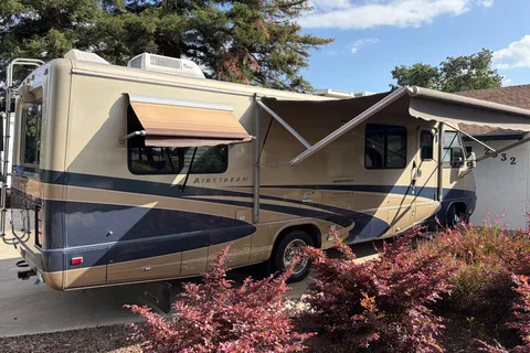 Ryker's Mint Airstream Land Yacht 30 Slide Class A