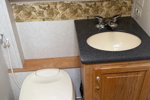 Ryker's Mint Airstream Land Yacht 30 Slide Class A