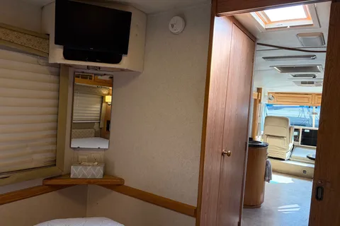 Ryker's Mint Airstream Land Yacht 30 Slide Class A