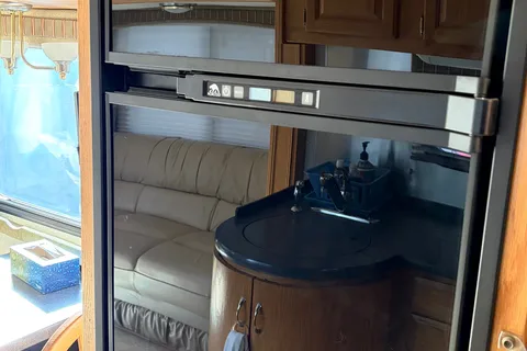 Ryker's Mint Airstream Land Yacht 30 Slide Class A
