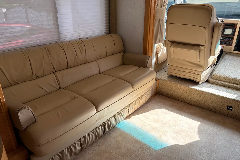 Ryker's Mint Airstream Land Yacht 30 Slide Class A