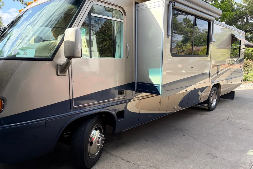 Ryker's Mint Airstream Land Yacht 30 Slide Class A